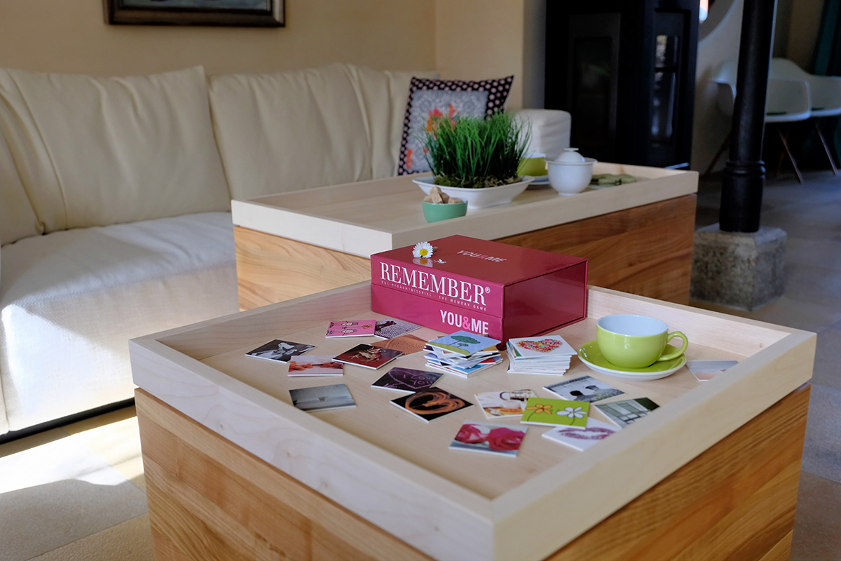 mikamoco T.! Tisch im Raum